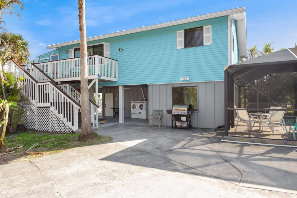 The Lazy Place by Sun Palace Vacations House in Estero Island