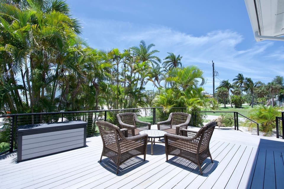 Cozy Cottage by Sun Palace Vacations House in Estero Island