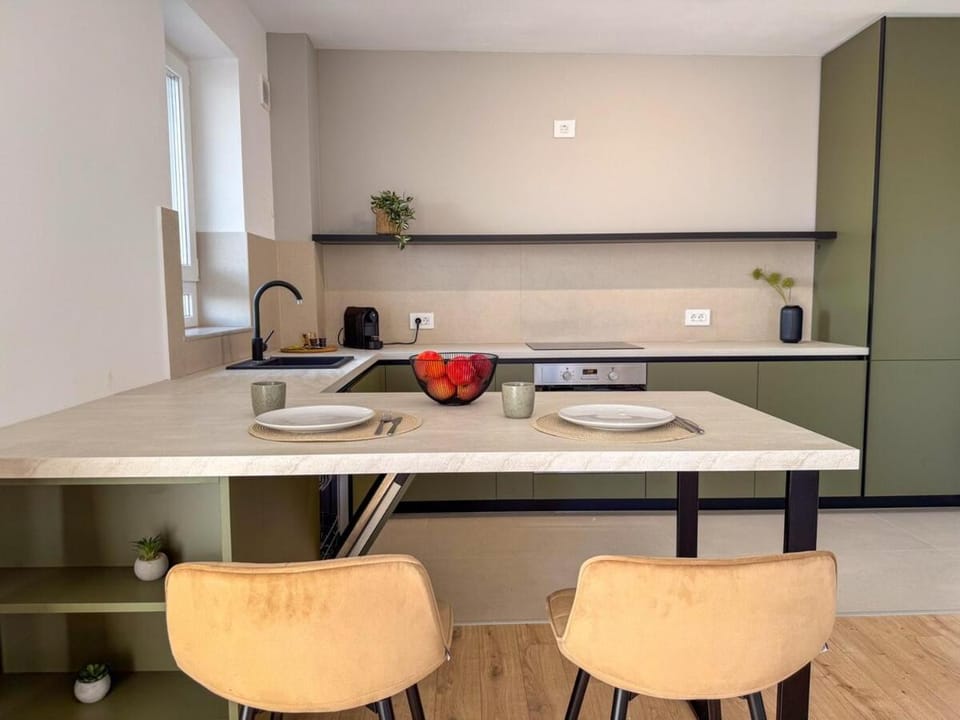 Kitchen or kitchenette, Dining area, hair dresser, minibar