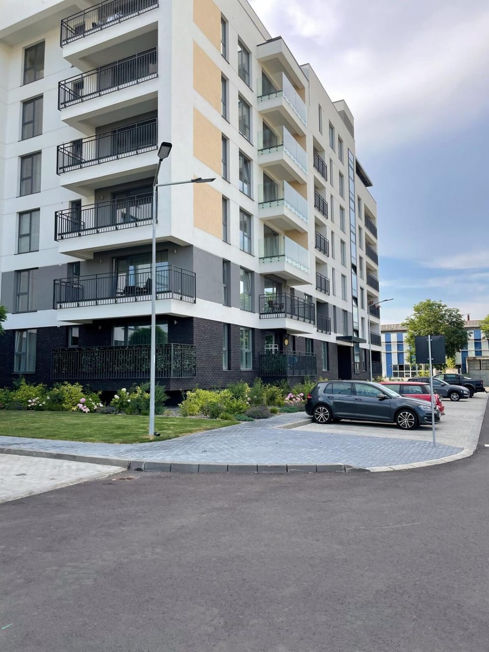 Property building, Day, Neighbourhood, City view, Street view, Location, Parking
