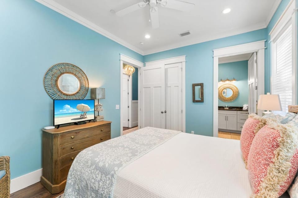 Bed, TV and multimedia, Photo of the whole room, Bedroom, wardrobe