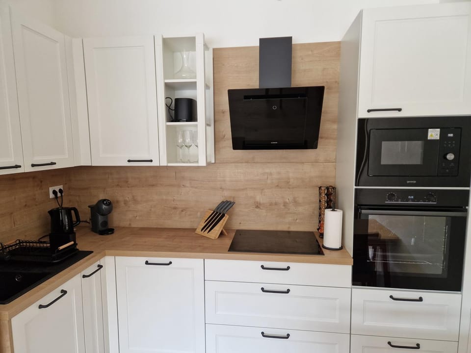 Coffee/tea facilities, Kitchen or kitchenette, dishwasher, oven, stove, toaster