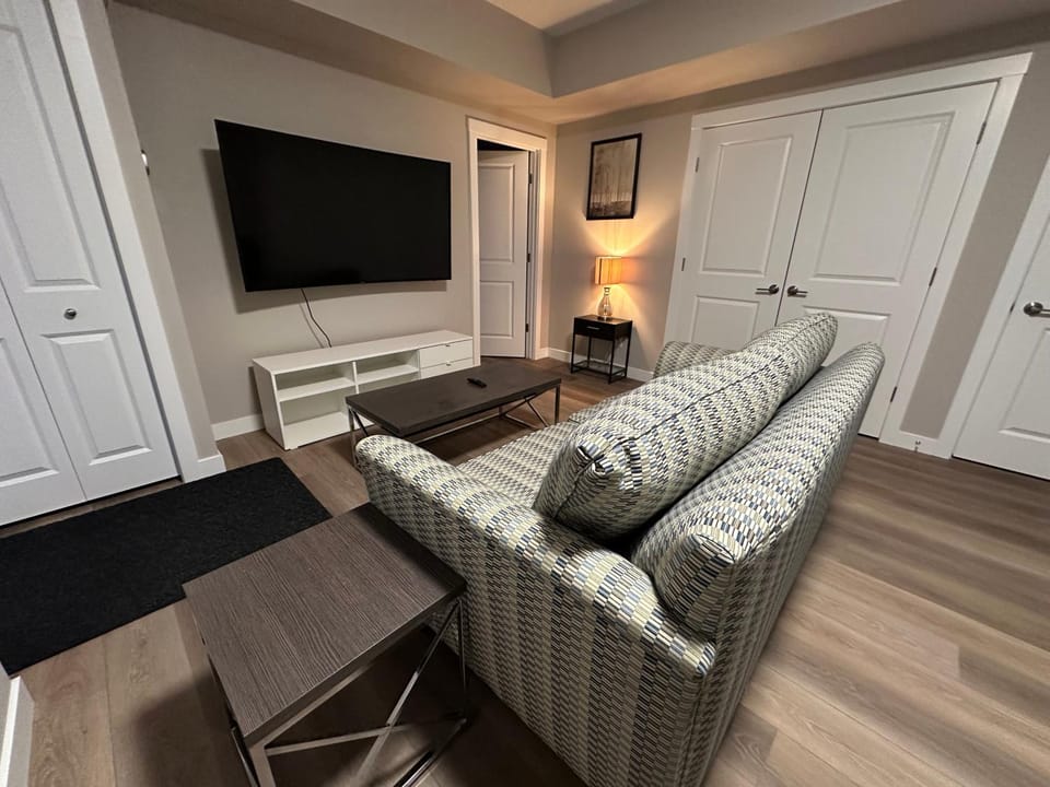 Cozzy & Brand New Apartment, Near Banff Hwy Apartment in Calgary