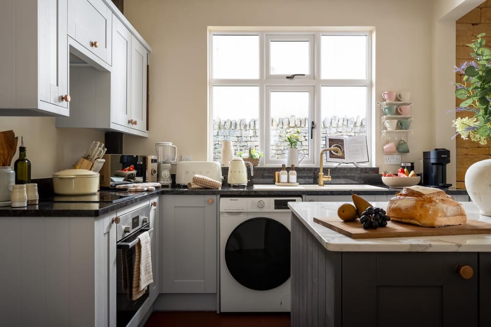 Coffee/tea facilities, Kitchen or kitchenette, dishwasher, oven, stove, toaster, washing machine, dryer