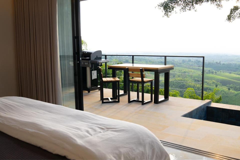 Bed, Natural landscape, Balcony/Terrace, Photo of the whole room, Dining area, Bedroom