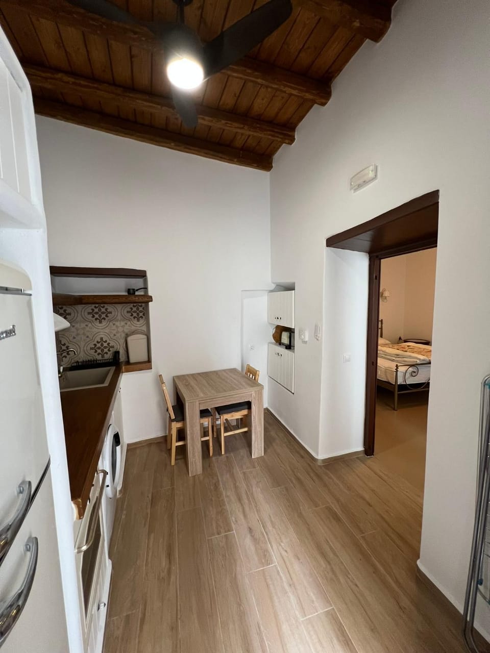 Kitchen or kitchenette, Dining area, minibar, oven