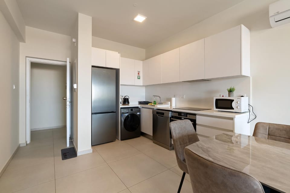 Kitchen or kitchenette, Dining area, dishwasher, minibar, oven, stove, toaster