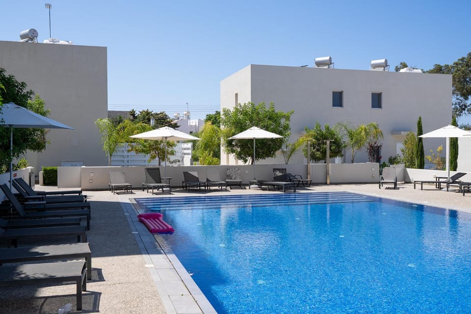 Property building, Day, Pool view, Swimming pool, sunbed