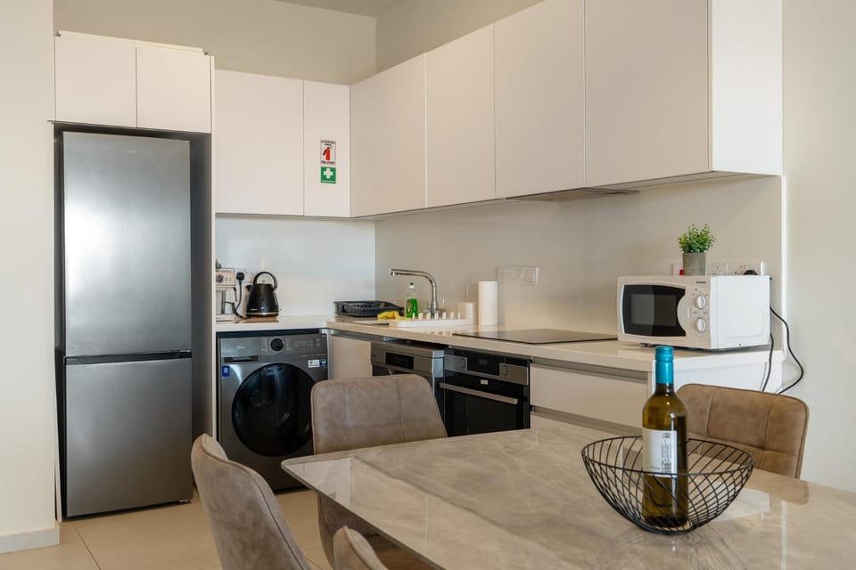 Coffee/tea facilities, Kitchen or kitchenette, Dining area, minibar, oven, toaster