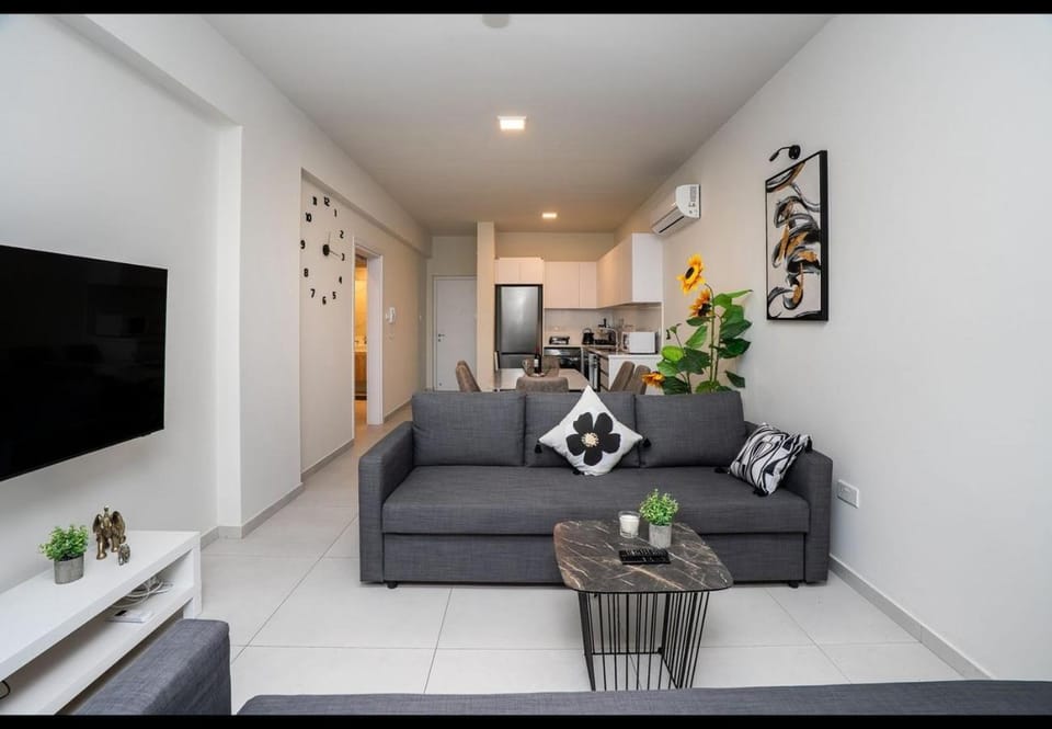 Communal lounge/ TV room, TV and multimedia, Living room, Seating area, Evening entertainment