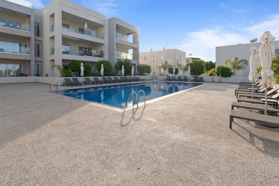 Property building, Day, Pool view, Swimming pool, sunbed