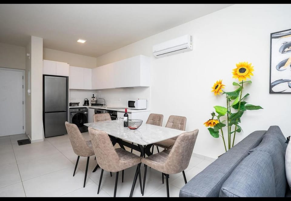 Coffee/tea facilities, Kitchen or kitchenette, Living room, Seating area, Dining area, minibar, oven, stove, toaster, air conditioner