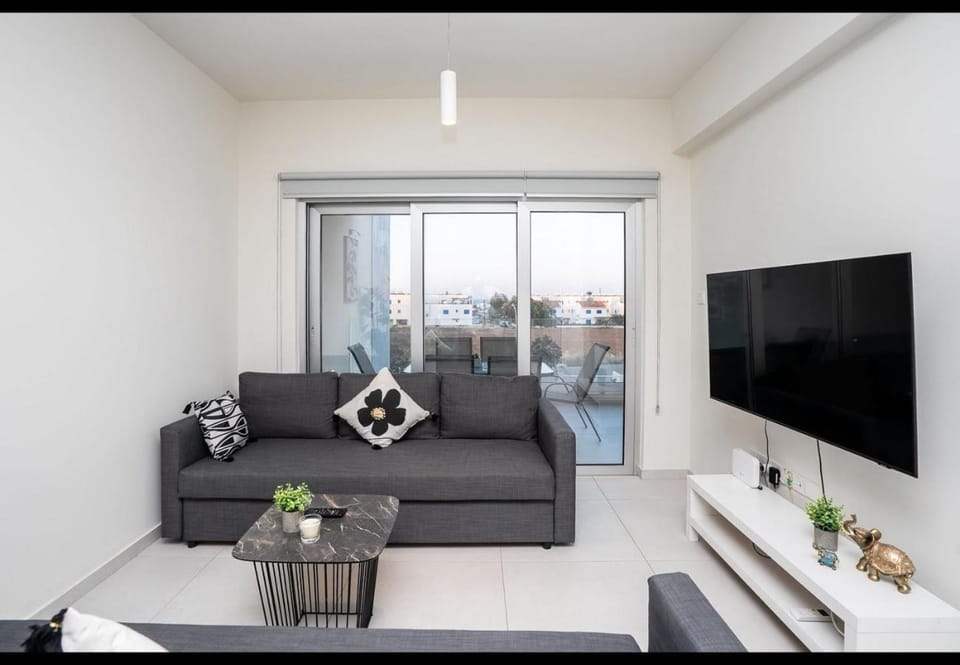 Communal lounge/ TV room, TV and multimedia, Living room, Seating area, Evening entertainment