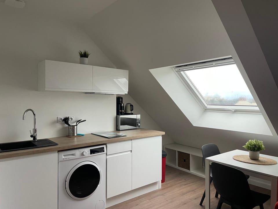 Kitchen or kitchenette, Dining area