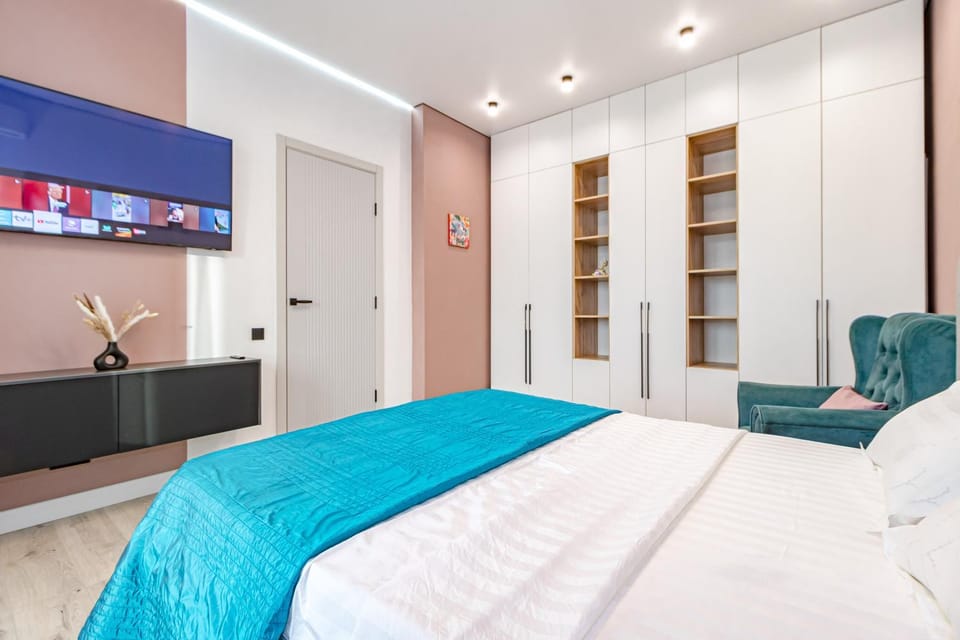 Bed, TV and multimedia, Photo of the whole room, Seating area, Bedroom, wardrobe