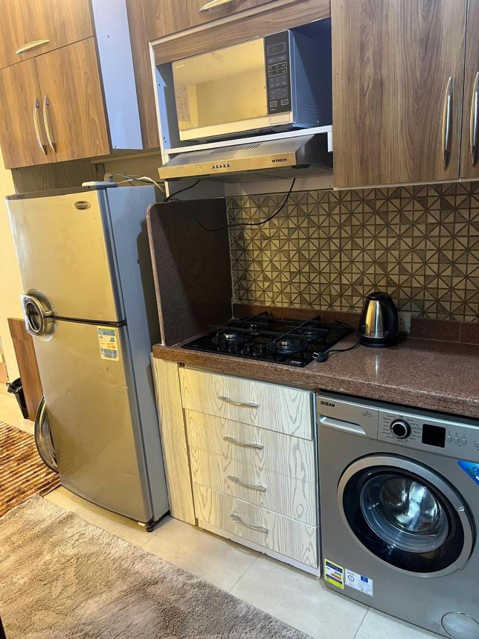 Kitchen or kitchenette, minibar, washing machine