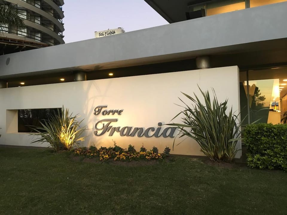 Alquiler apto Torre Francia con parrillero Punta del Este Apartment in Punta del Este
