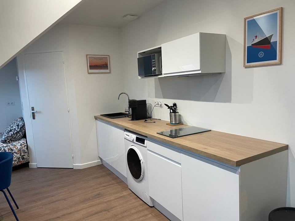 Kitchen or kitchenette, stove, washing machine