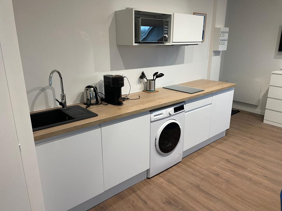 Coffee/tea facilities, Kitchen or kitchenette, stove, washing machine