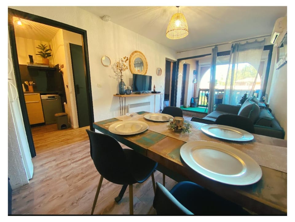 TV and multimedia, Living room, Dining area