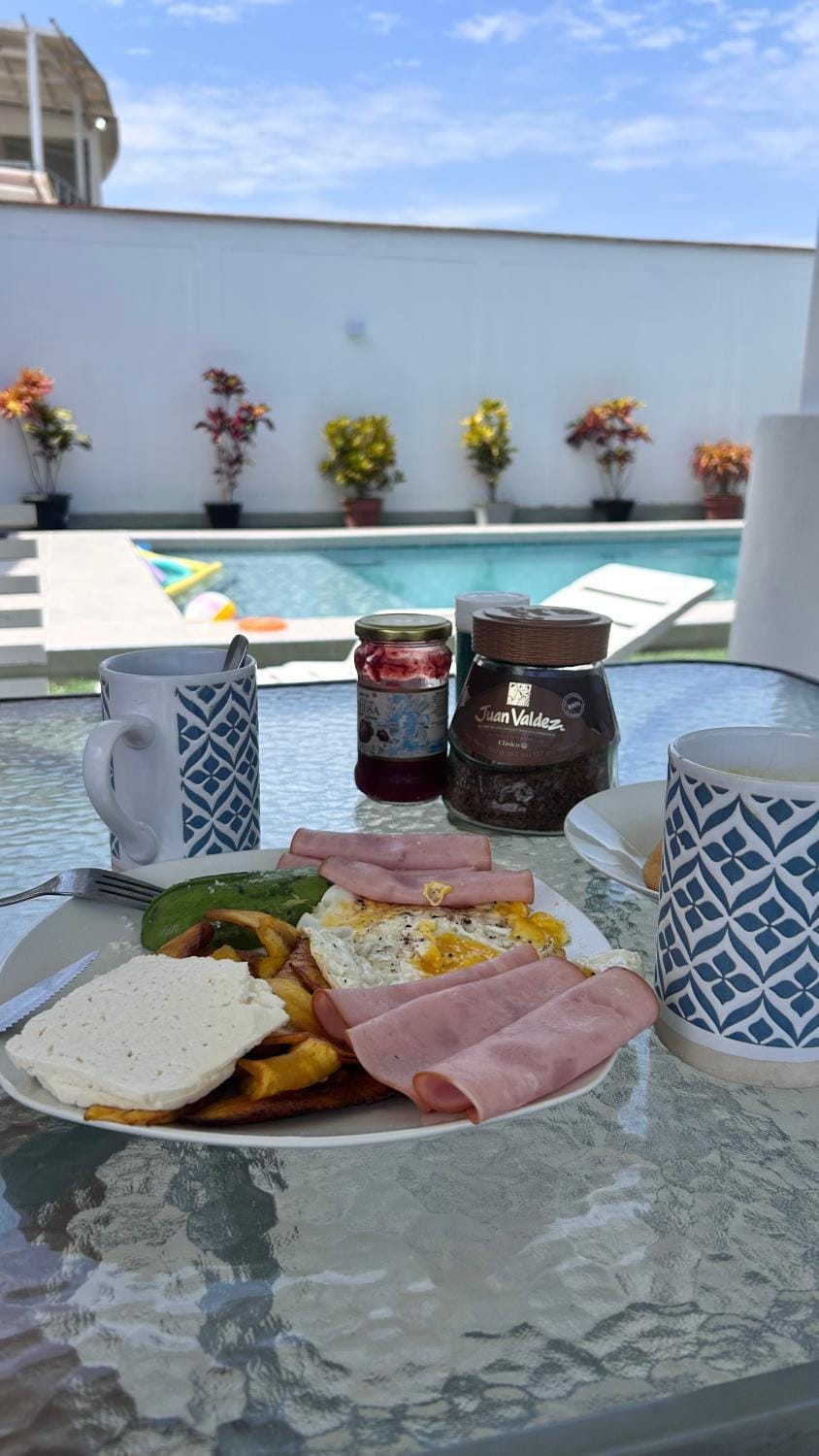 Food and drinks, Pool view