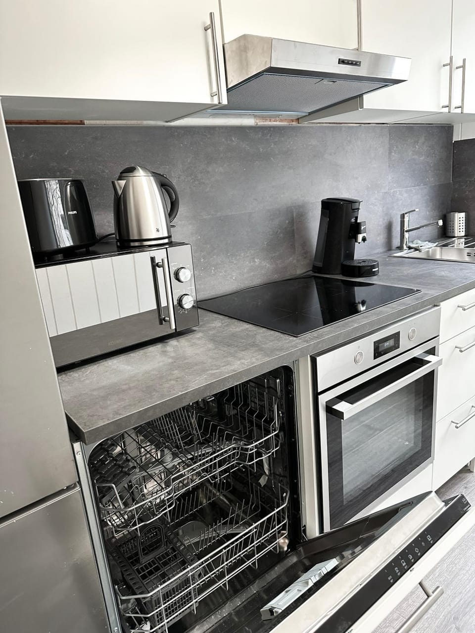 Coffee/tea facilities, dishwasher, microwave, oven, stove, toaster