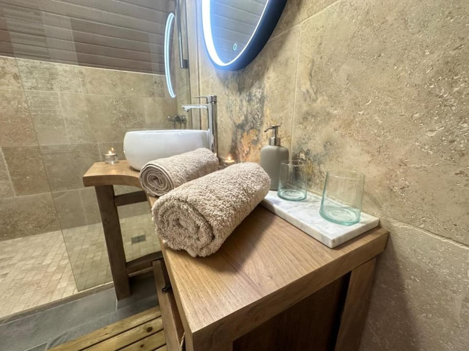 Shower, Bathroom, towels