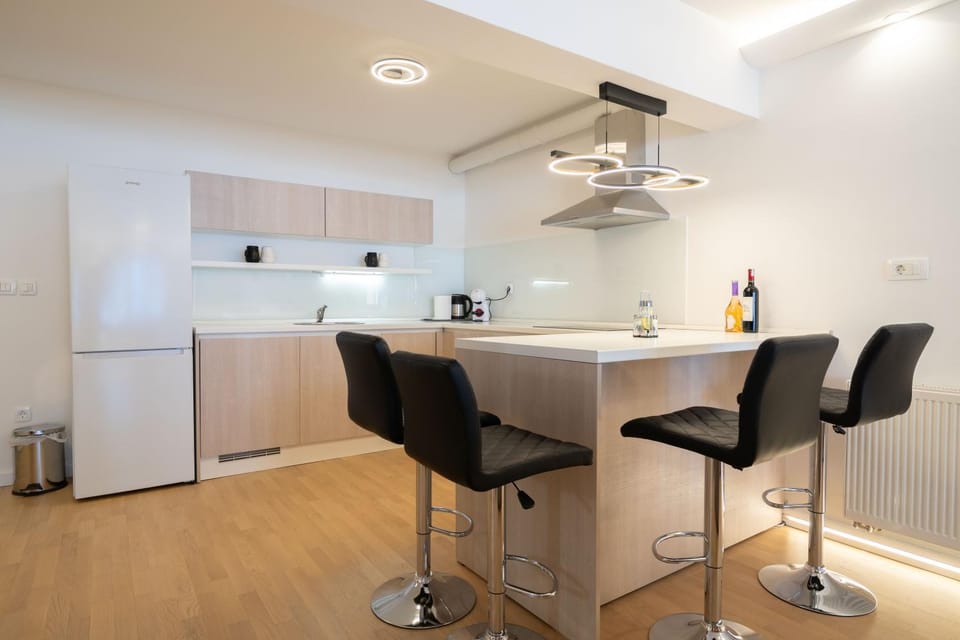 Kitchen or kitchenette, Dining area, stove