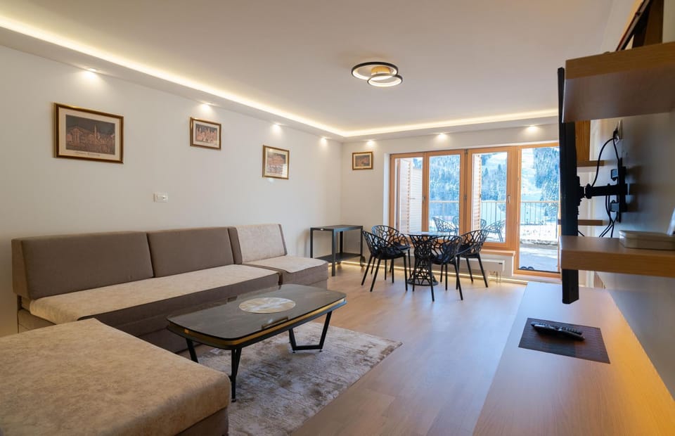 TV and multimedia, Living room, Seating area, Dining area