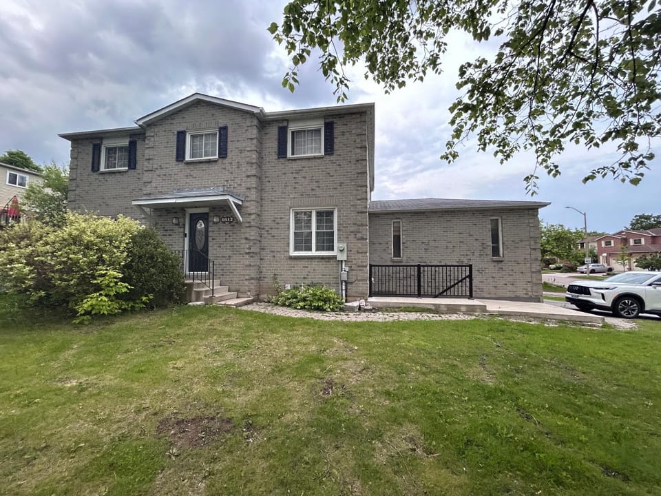 Private 2bedroom Unit, Free Parking, Free from Smoke & Pet, Self-Check IN Apartment in Ajax