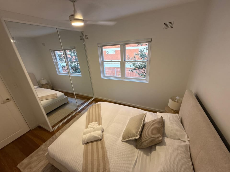 Bed, Living room, Photo of the whole room, Seating area, Bedroom, towels