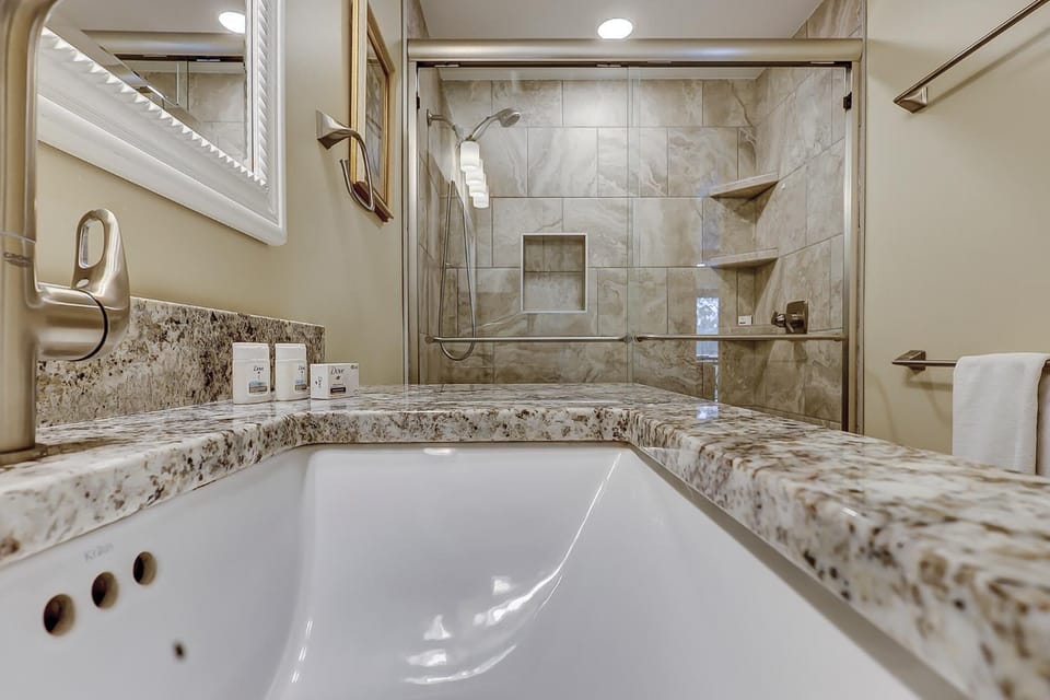 Luxury Updated One BR Condo Walk to the Beach Pool & Free Tennis Walk to 60 Shops & Restaurants House in South Forest Beach