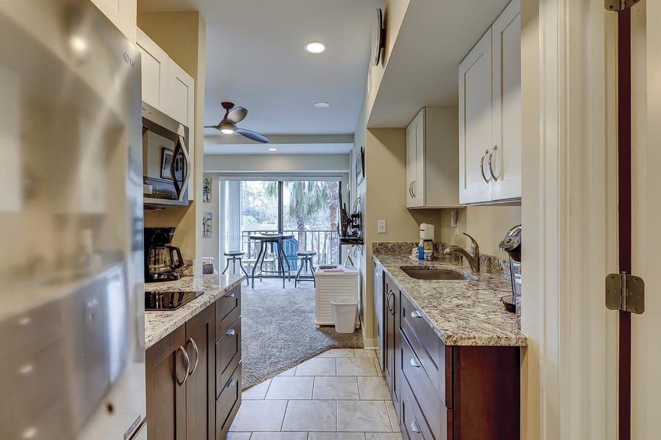 Luxury Updated One BR Condo Walk to the Beach Pool & Free Tennis Walk to 60 Shops & Restaurants House in South Forest Beach