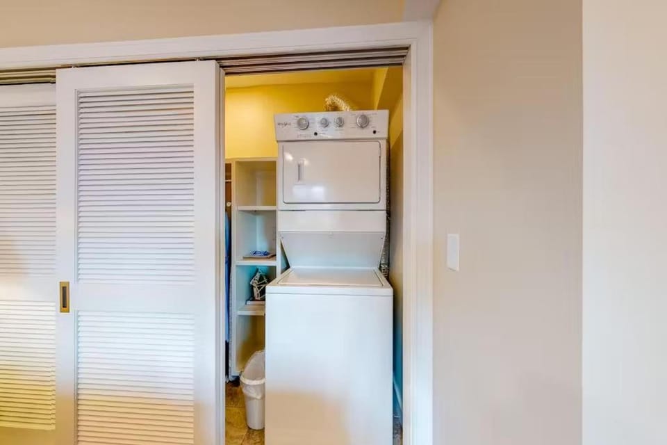 Luxury Updated One BR Condo Walk to the Beach Pool & Free Tennis Walk to 60 Shops & Restaurants House in South Forest Beach