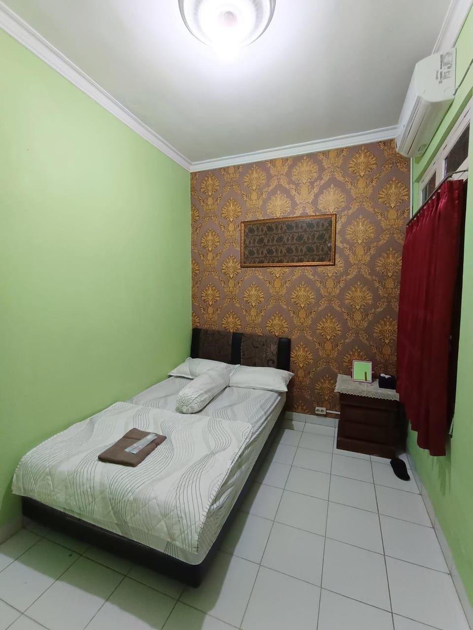 Bed, Bedroom, towels, air conditioner