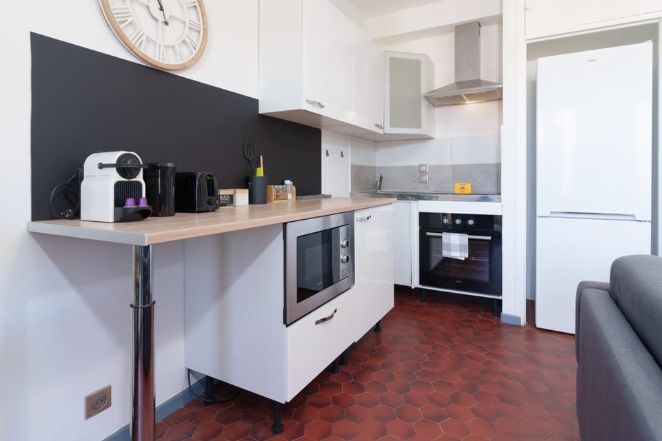 Coffee/tea facilities, Kitchen or kitchenette, oven, stove, toaster