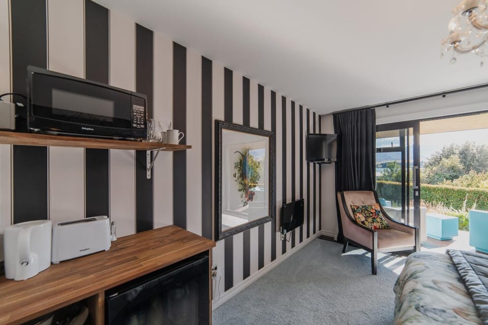 Room with Lake and Mountain Views - Tekapo Inn in Lake Tekapo