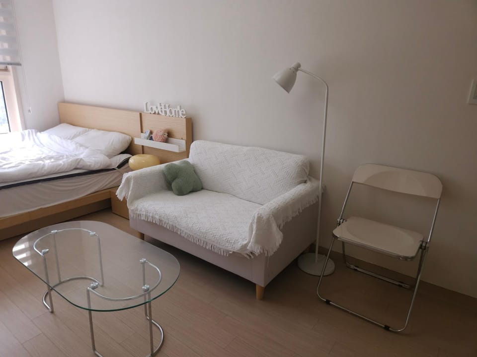 Bed, Living room, Photo of the whole room, Seating area