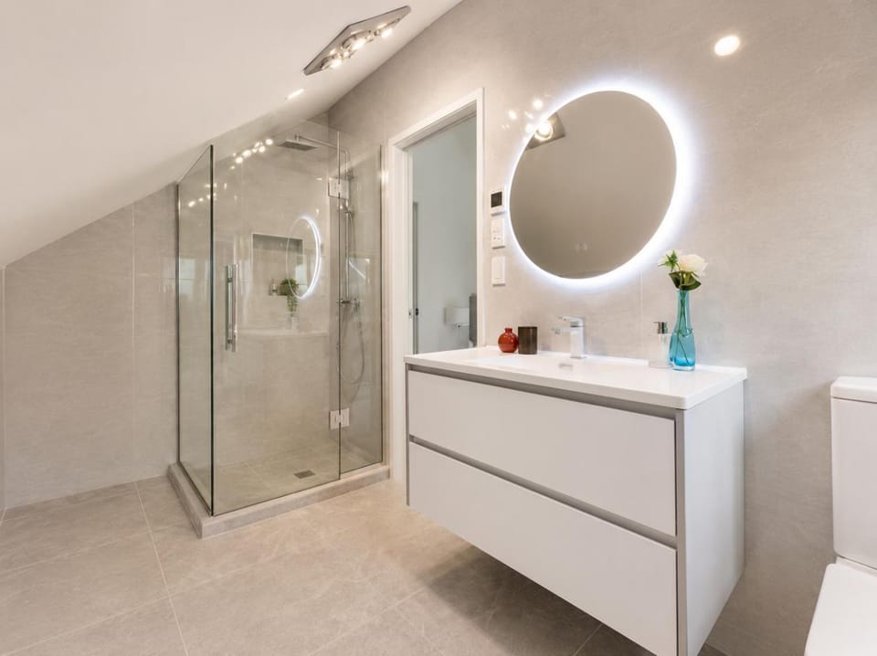 Cozy Top-Floor Stay with Private Bathrooms and Free Parking Vacation rental in Auckland