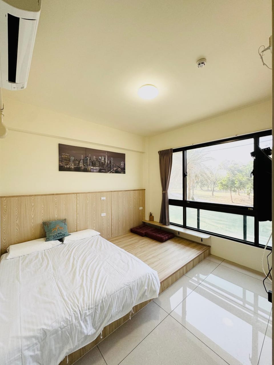 Bed, TV and multimedia, Photo of the whole room, Bedroom
