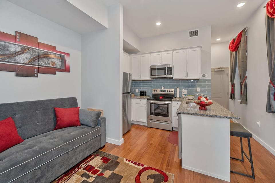 Kitchen or kitchenette, Living room, Seating area, Dining area