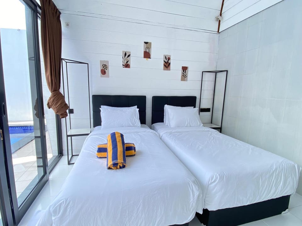 Bed, Photo of the whole room, Bedroom, towels
