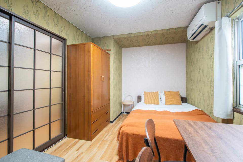 Photo of the whole room, Bedroom, air conditioner