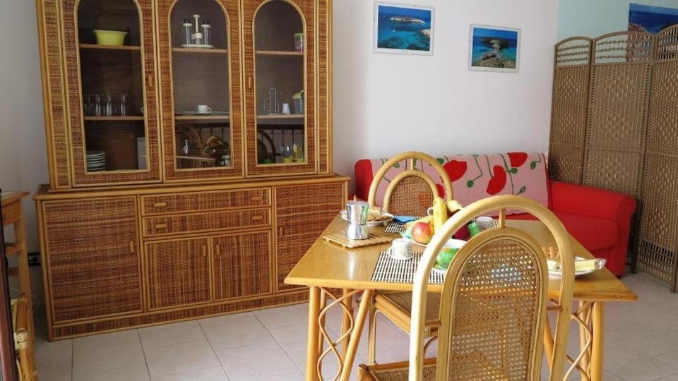 Photo of the whole room, Dining area