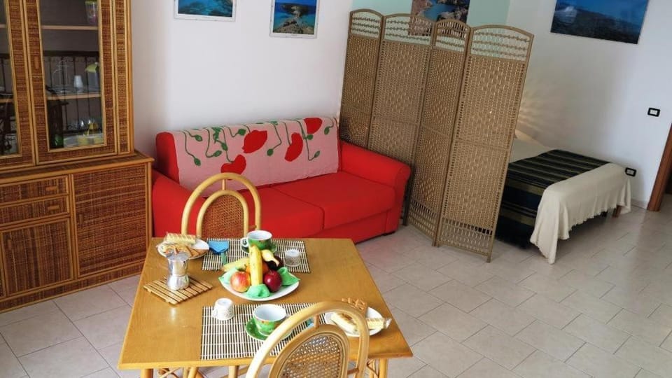 Photo of the whole room, Dining area