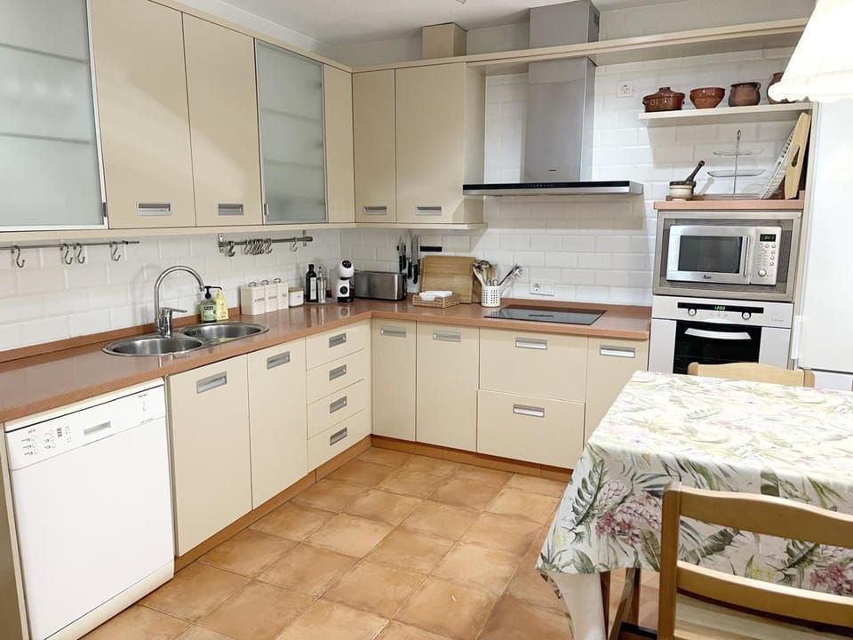 Coffee/tea facilities, Kitchen or kitchenette, dishwasher, oven, stove, toaster