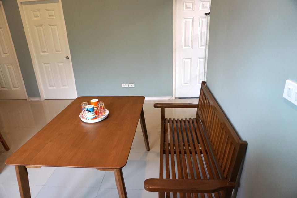 Living room, Seating area, Dining area, internet