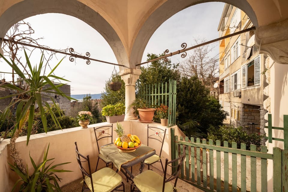 Property building, View (from property/room), Balcony/Terrace, Seating area, City view, Garden view, Inner courtyard view