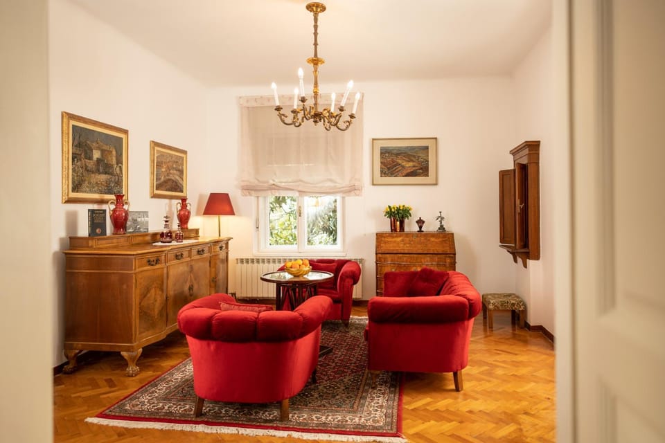 Living room, Seating area