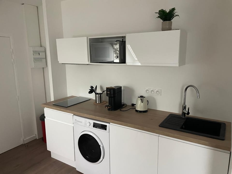 Kitchen or kitchenette, stove, washing machine